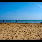 דירה Comfy In Lido Dei Pini - Beahost ביביונה