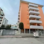 דירה Comfy In Lido Dei Pini - Beahost ביביונה