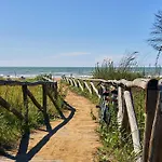 Comfy In Lido Dei Pini - Beahost דירה