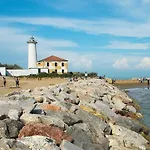 דירה Comfy In Lido Dei Pini - Beahost ביביונה