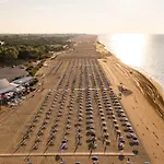 דירה Comfy In Lido Dei Pini - Beahost