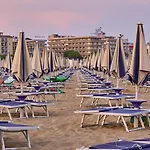 Comfy In Lido Dei Pini - Beahost דירה