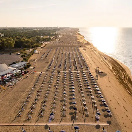 아파트 Comfy In Lido Dei Pini - Beahost