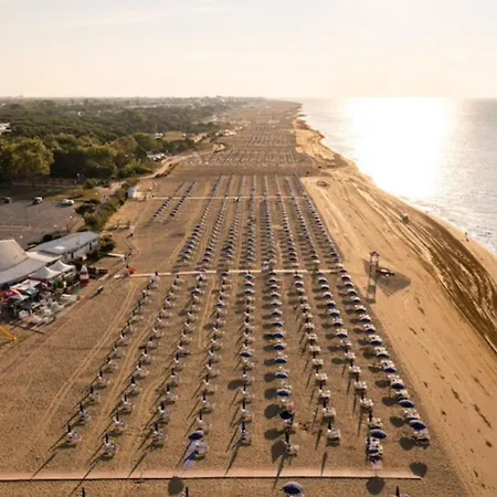 아파트 Comfy In Lido Dei Pini - Beahost 비비오네