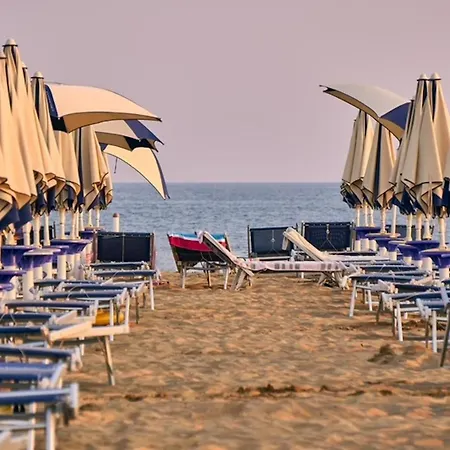 Apartment Comfy In Lido Dei Pini - Beahost