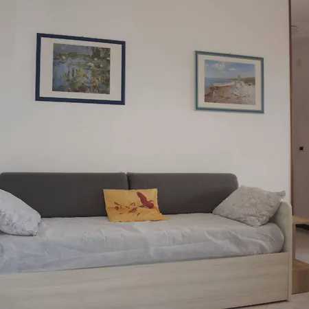아파트 Comfy In Lido Dei Pini - Beahost 비비오네