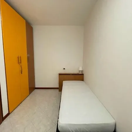 아파트 Comfy In Lido Dei Pini - Beahost 비비오네