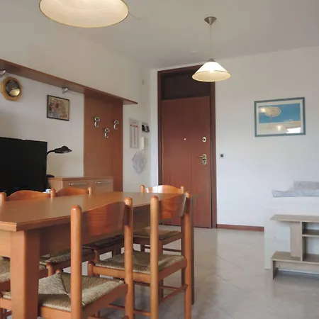 아파트 Comfy In Lido Dei Pini - Beahost 비비오네