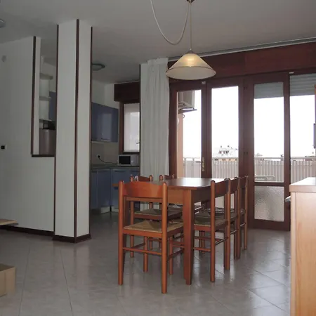 Apartment Comfy In Lido Dei Pini - Beahost